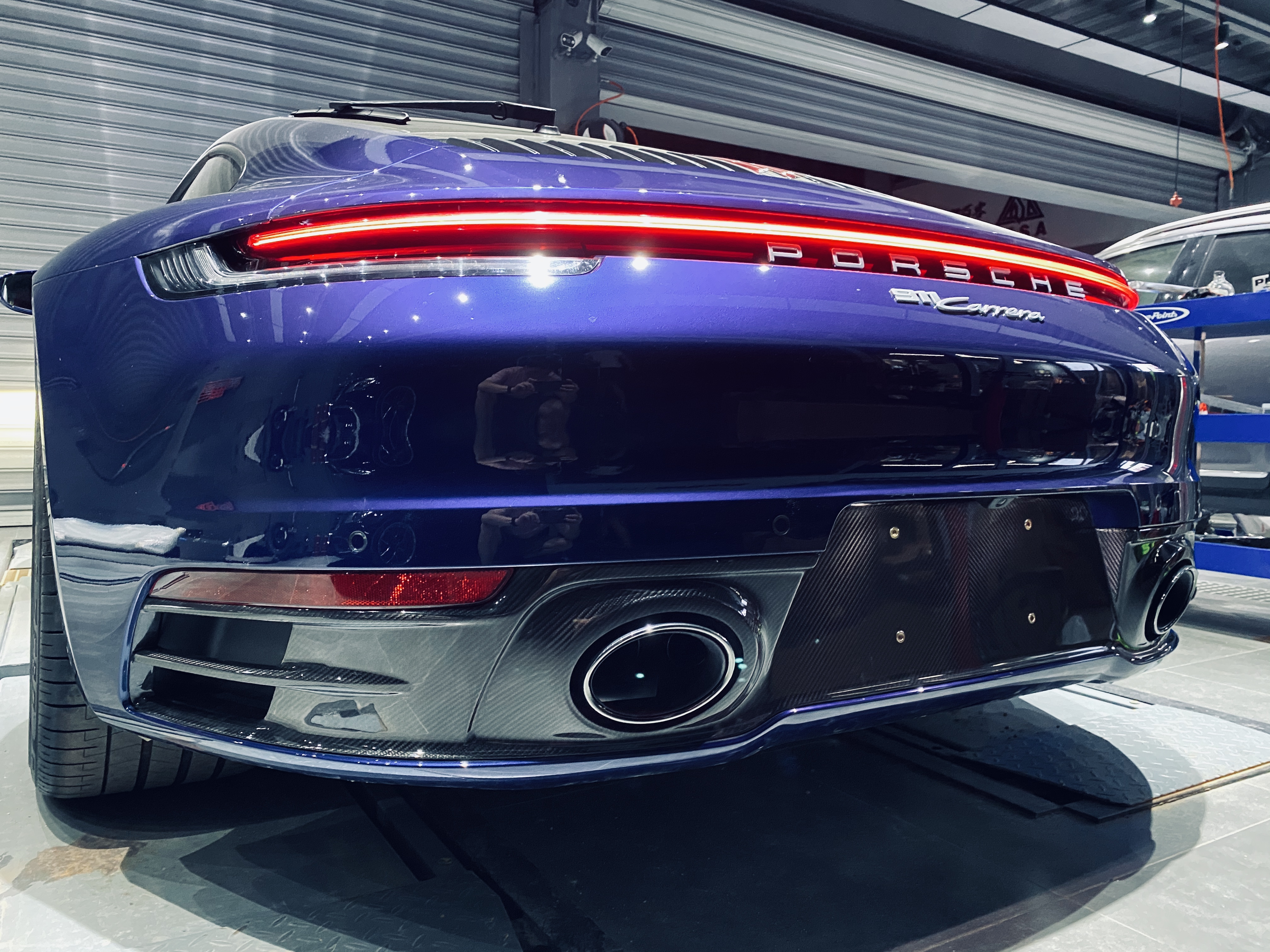 Porsche 911 992 SD Style Dry Carbon Rear Lip - styling view